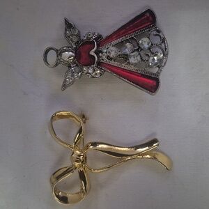 Bow and angel brooche set